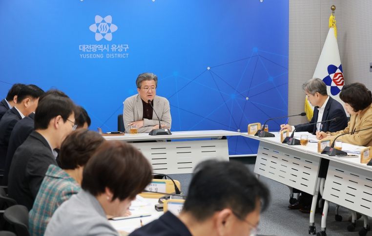 정용래 유성구청장이 27일 오전 주간간부회의를 통해 실종 노인 수색을 지시하고 있다