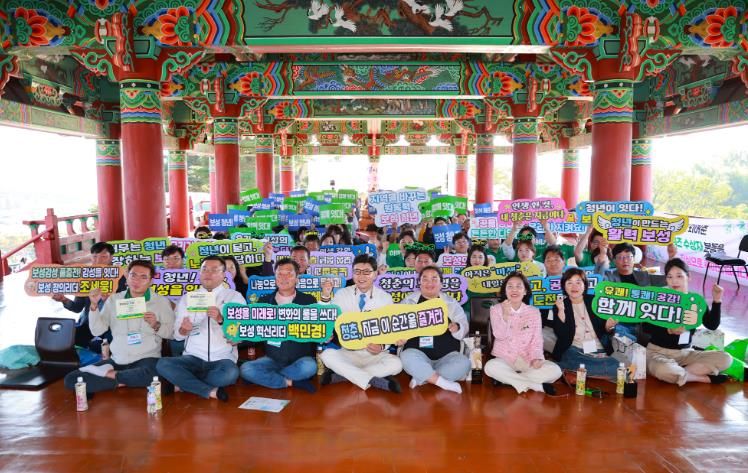 ‘청·바·지(청년이 바라는 지금의 보성)’ 프로그램에 김철우 보성군수와 청년들이 함께하고 있다.