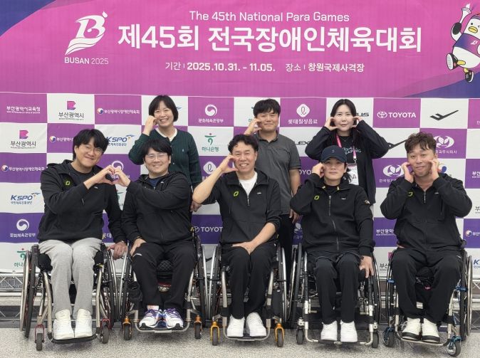 청주시청 장애인사격부, 전국장애인체전서 12개 메달 쾌거. 사진(뒷줄 왼쪽부터 시계방향으로 임봉숙 감독,최영래 코치,이하윤 로더,이명호,박철,김성희,석진수,이장호)