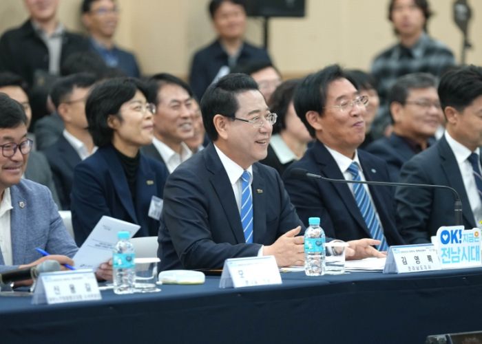 김영록 전라남도지사가 28일 함평 어울림커뮤니티센터에서 열린 ‘함평군 정책비전 투어’행사에 참석해 인사말을 하고 있다.