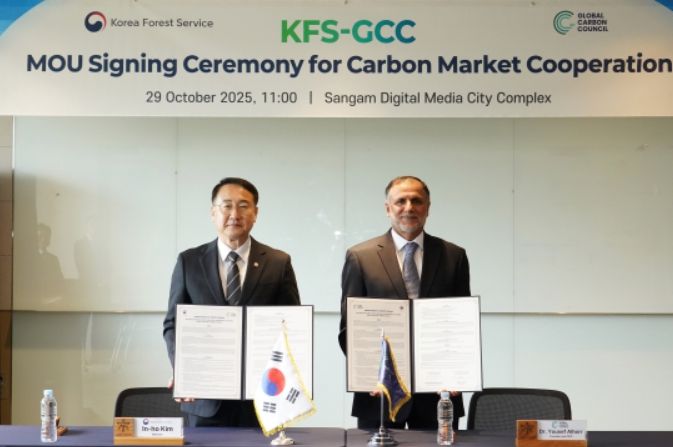 김인호 산림청장(왼쪽)과 요세프 알호 글로벌탄소위원회(GCC) 회장이 29일 서울 상암DMC에서 탄소감축 실적의 국제 표준화를 위한 업무협약(MOU)을 체결하고 기념촬영을 하고 있다.