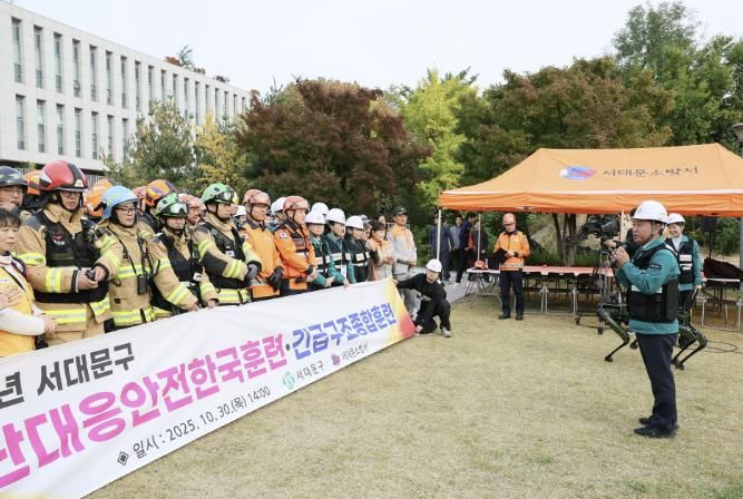 이성헌 서대문구청장이 ‘2025 재난대응 안전한국훈련’에서 참가자들에게 당부의 말을 전하고 있다.