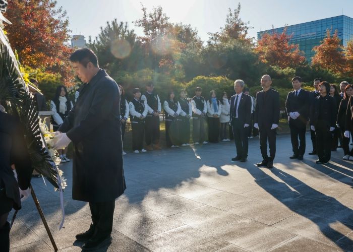 이정선 광주시교육감이 3일 광주자연과학고에서 진행한 학생독립운동기념탑 참배에서 헌화를 하고 있다. / 광주시교육청 제공