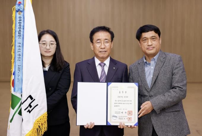 표창장 수여(왼쪽부터 주인순 주무관, 김문근 단양군수, 백승권 기획팀장)