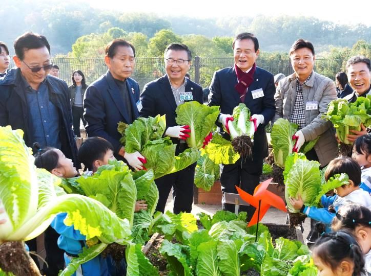 중랑행복6농장 개장식에 참석한 류경기 중랑구청장과 관계자들의 모습