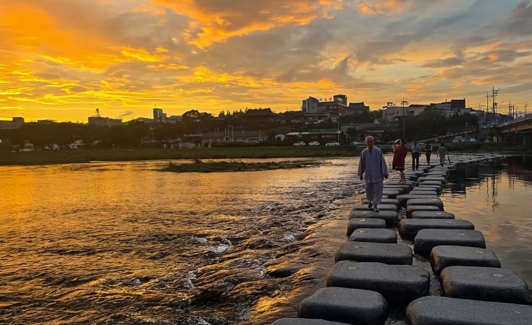 침수교를 건너며(오경택)