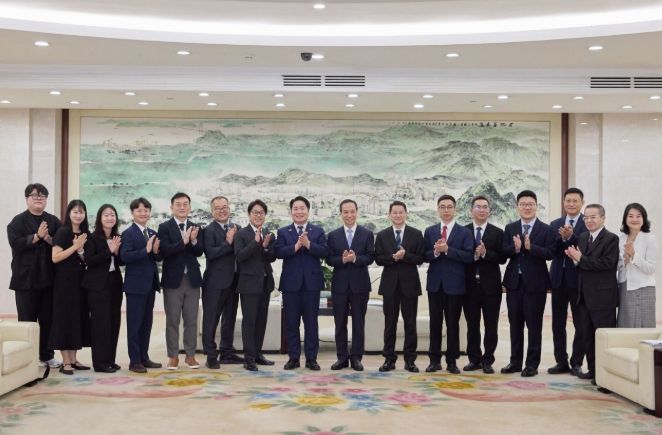 동관시 방문 기념 단체사진