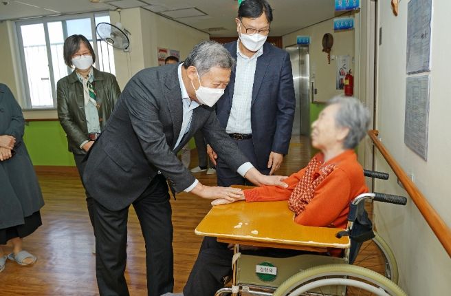 노인요양시설 '제주태고원' 1일 명예원장 체험