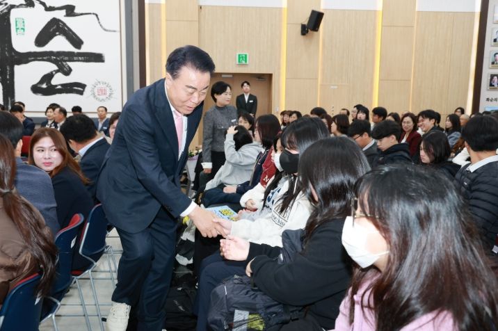 구복규 화순군수(화순장학회 이사장)가 참가 학생들과 인사하는 모습