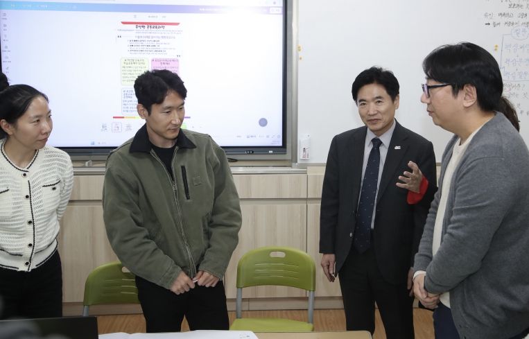 김대중 전남교육감과 삼기초 교육가족들이 11일 학교 공동교육과정 운영 내실화를 주제로 한 차담회를 진행하고 있다.