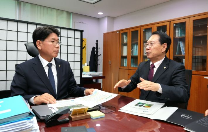 송인헌 괴산군수, 국회 방문