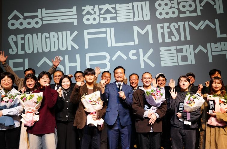 서울 성북구가 주최하고 성북문화재단이 주관하며 영화진흥위원회, 서울특별시, 우리은행, MG새마을금고가 후원하는 제5회 성북청춘불패영화제가 성료했다. 수상자와 이승로 성북구청장(가운데 마이크 든 이)이 영화제의 성료를 축하하며 기념사진을 찍고 있다.