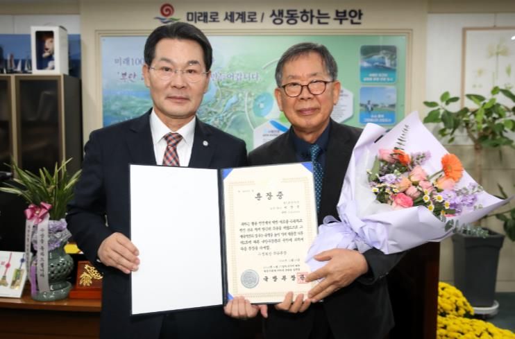 부안군, 74년만에 故 이만석 대위 유족에게 무공훈장 전수