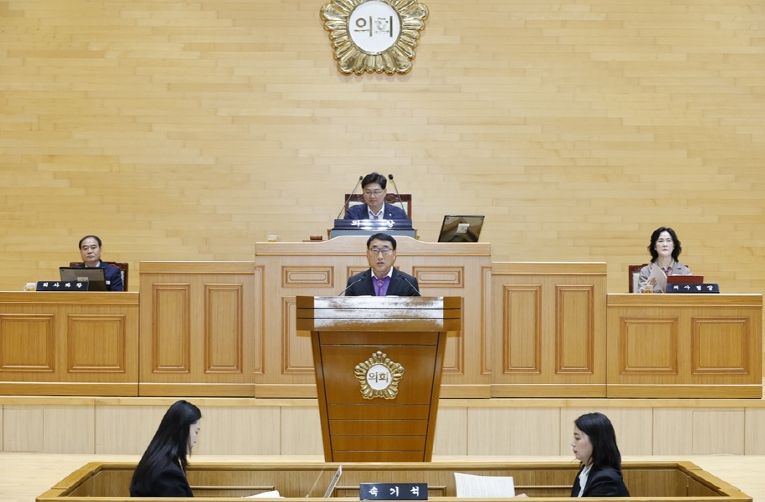 19일, 제332회 신안군의회 제2차 정례회에서 시정연설 중인 김대인 신안군수 권한대행