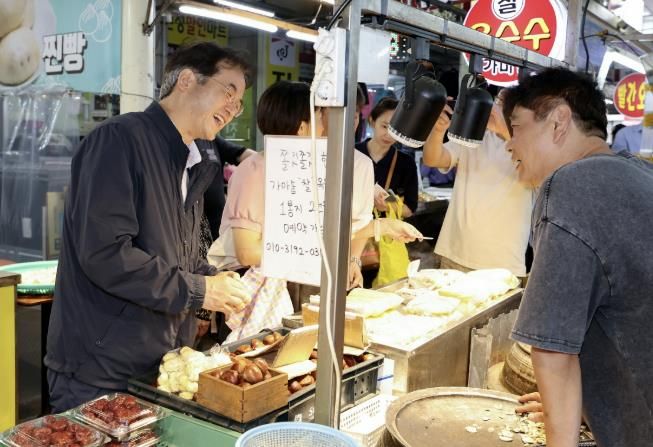 원당시장을 찾아 상인들의 목소리를 듣고 민생 살피는 이동환 고양특례시장