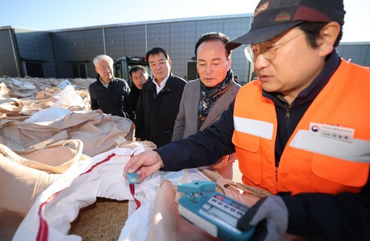 청주시의회 김현기 의장, 강내면 공공비축미 수매 현장 방문