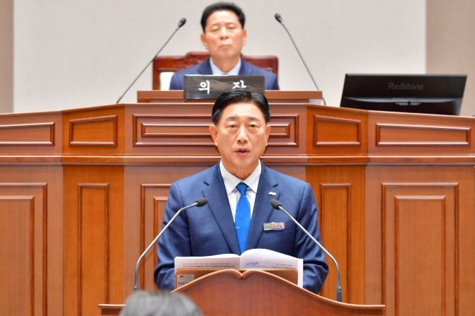 김한종 장성군수가 20일 열린 장성군의회 정례회에서 내년도 예산안에 대해 설명하고 있다. 장성군 제공