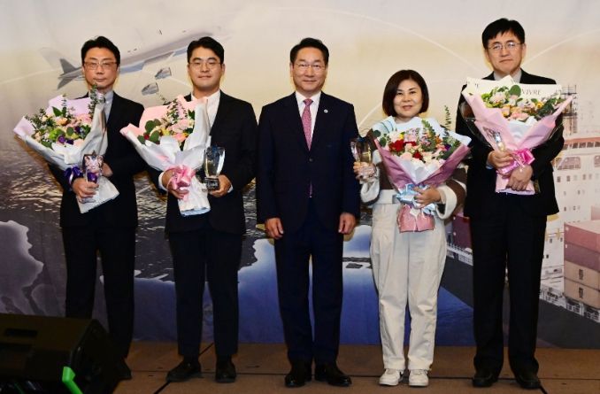 유정복 인천광역시장이 25 연수구 쉐라톤호텔에서 열린 '2025년 인천광역시 물류의날' 행사에서 물류발전대상 시상을 하고 있다.