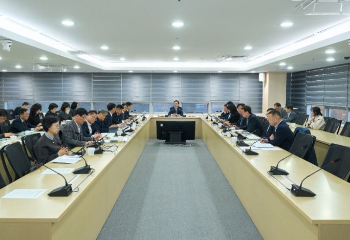 김석필 천안시장 권한대행 부시장이 1일 시청 중회의실에서 열린 확대간부회의를 주재하고 있다.