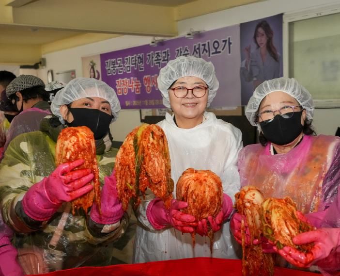 이순희 강북구청장이(왼쪽 두 번째) 봉사자들과 김장나눔 행사 기념촬영을 하고 있다