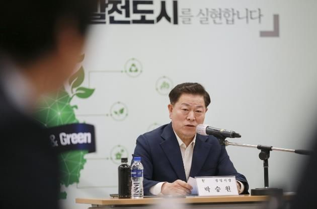 박승원 광명시장이 지난 3월 시청 중회의실에서 열린 '광명 구름산지구 도시개발사업 임대주택용지 매각방안 전문가 간담회'에 참석해 발언하고 있다.