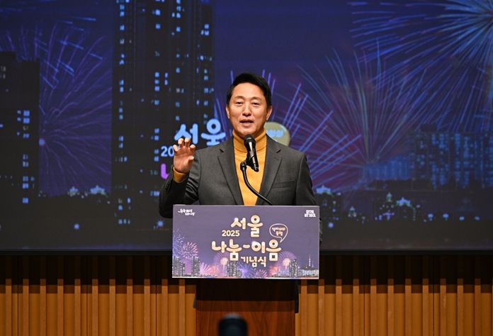 오세훈 서울시장이 2일 서울시청 다목적홀에서 개최된 '제1회 서울 나눔-이음 기념식'에서 축사하고 있다.