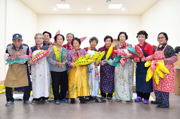 지난달 21일, 화천읍 산천어 공방에서 지역 어르신들이 축제에 사용될 산천어등을 만들고 있다.