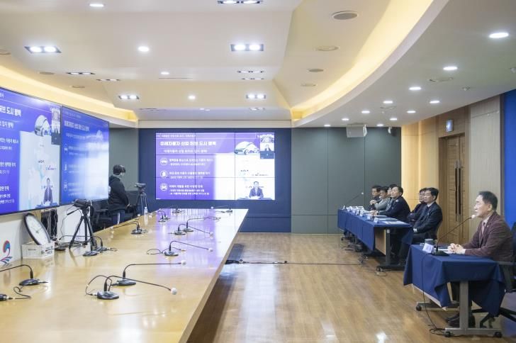 KAIST 전체 학과장 회의에 원격으로 참석한 정장선 시장이 평택시 주요 현안을 설명하고 있다.