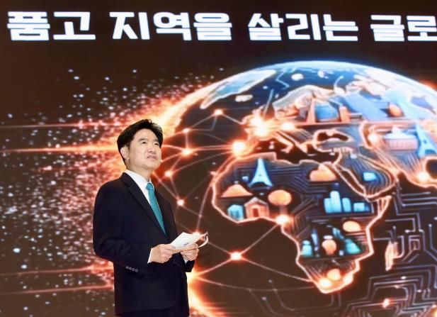 김대중 전라남도교육감이 3일 화순 하니움문화스포츠센터에서 열린 ‘2026 전남교육 주요업무계획 설명회’에서 3대 역점 과제를 발표하고 있다.