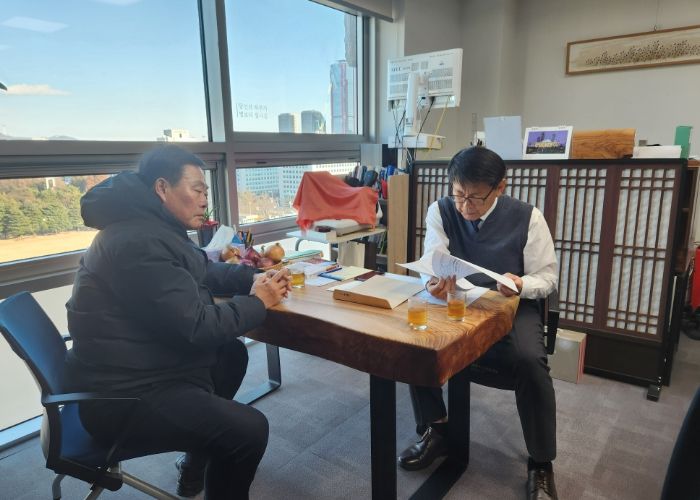 무안군 주요 사업 반영 현황 파악을 위해 서삼석 국회의원실을 방문한 김산 군수