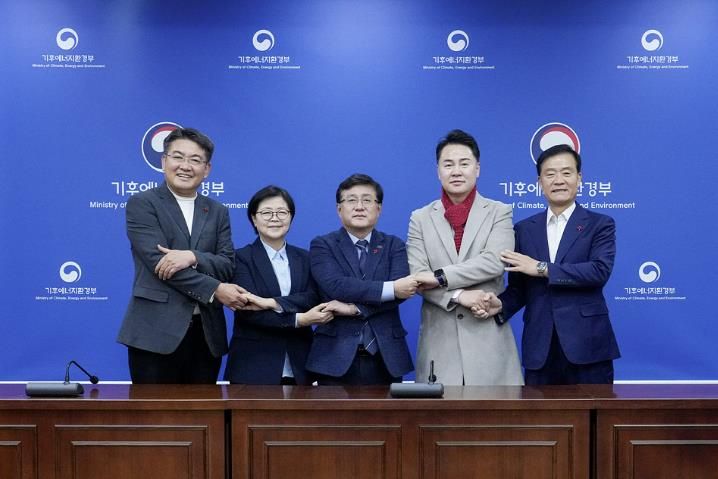 오언석 도봉구청장은 지난 12월 9일 기후에너지환경부 한강홍수통제소에서 열린 ‘기후부-동북4구 간담회’에 참석해 도봉구 주요 현안에 대한 기후부의 적극적인 협조를 요청했다. 사진은 참석자 단체 사진