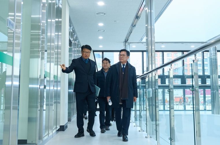 1. 15일 김석필 천안시장 권한대행 부시장이 업사이클센터, 천안시립노인요양시설 등 대규모 건설 현장을 방문해 현장을 둘러보고 있다.