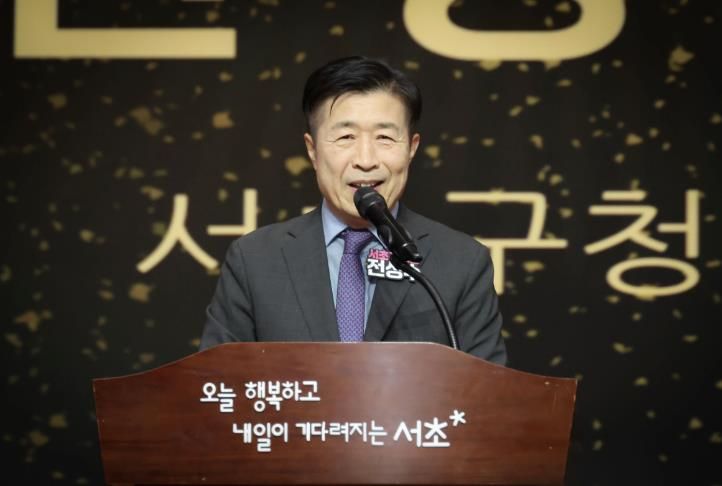 전성수 서초구청장이 16일 서초문화예술회관 아트홀에서 열린 ‘서초노인대학 제34기 졸업식’에 참석해 인사말씀하고 있다.