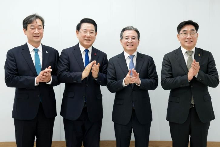 김영록 전라남도지사 17일 광주에서 대통령실 김용범 정책실장 주재로 열린 ‘전남 통합대학교 국립의과대학 신설 추진 간담회’에서 송하철 국립목포대학교 총장, 이병운 국립순천대학교 총장 등 참석자들과 기념촬영을 하고 있다.